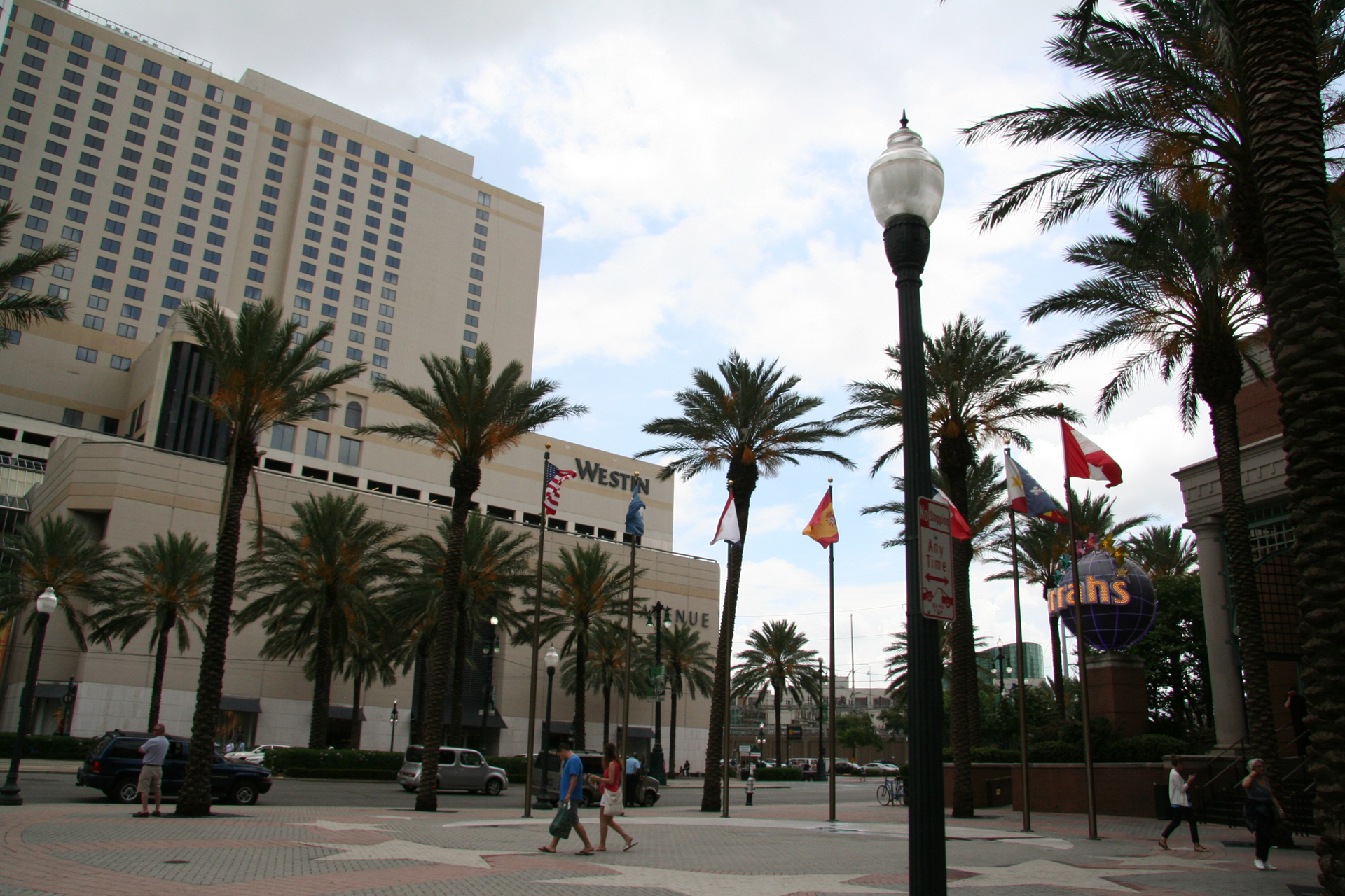 Internationales Flair am Plaza/International Vibe at the Plaza